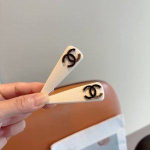 配包装 一对 Chanel 香奈儿 高端新款发夹Bb夹、经典字母Logo边夹刘海夹发饰， 高级感日韩幻彩少女简约百搭款！
