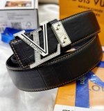 皮带：Lv.路易威登顶级复刻- 腰带：原单品质百分百进口原厂头层牛皮，保证真皮。雕花镂空镶钻石设计24K纯钢扣.永不掉色进口原厂小牛皮纹路.油蜡工艺双面两用专柜