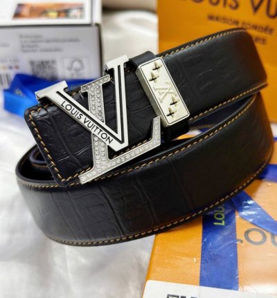 皮带：Lv.路易威登顶级复刻- 腰带：原单品质百分百进口原厂头层牛皮，保证真皮。雕花镂空镶钻石设计24K纯钢扣.永不掉色进口原厂小牛皮纹路.油蜡工艺双面两用专柜