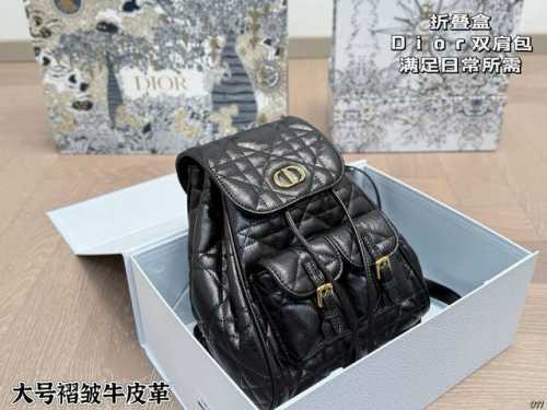 褶邹牛皮大号 折叠盒 Dior迪奥双肩包 满足日常所需，解放双手 款式百搭 有非常能装低调简单 包身不易变形，自重轻 尺寸大号22 26