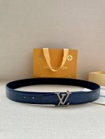3.4宽 本款 Lv Heritage 双面腰带以压鳄鱼皮革和光滑皮革呈现纹理之间的瞩目对比，搭配金属搭扣，成就优雅摩登之选