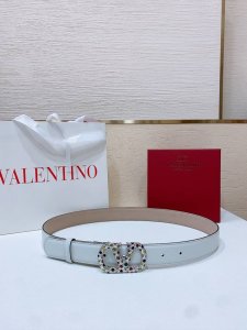 Vlogo Signature搭扣，饰以施华洛世奇仿珍珠 -施华洛钻 花纹搭扣 -进口小牛皮材质 进平纹带身 -宽度：3厘米
