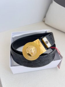 品名：Versace.范思哲原单腰带 皮带 型号：挂扣，经典人头纯铜材质扣头，头层牛皮，图片实物拍摄 材料：百分百头层牛皮，保证真皮。24K纯钢扣双面可用专柜同
