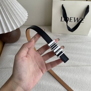 特 Loewe经典牛皮革腰带，亮面Loewe几何腰带扣。宽1.5Cm，Zp开发，细节精致。罗意威这款皮带旁人看到的像是条形码，自己低头看是她的Logo，太喜欢这