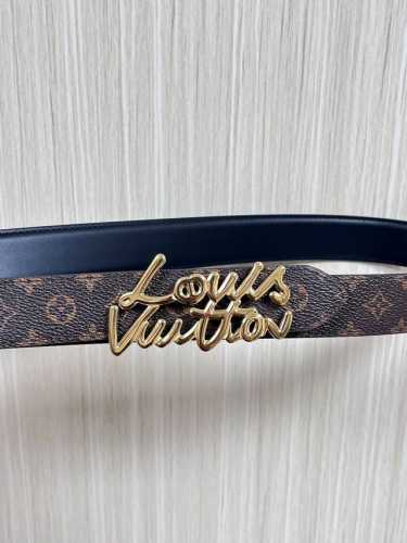 当季新款，腰带取材雍容牛皮革和 Monogram 帆布，便于随心切换两 式风尚。路易威登手写体标识化身为宽幅金属搭扣，于中央点亮视线 焦点，可为休闲和正式造型注