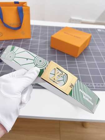 特 寬度：40Mm Lv Pyrmide Truck L Oeii雙面腰帶 驢家 海外原單代特供 面為進口小牛皮壓飾有標誌性品牌圖案效果工藝 原廠配色柔軟小牛皮 - 点击图像关闭