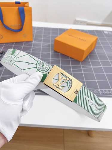 特 寬度：40Mm Lv Pyrmide Truck L Oeii雙面腰帶 驢家 海外原單代特供 面為進口小牛皮壓飾有標誌性品牌圖案效果工藝 原廠配色柔軟小牛皮
