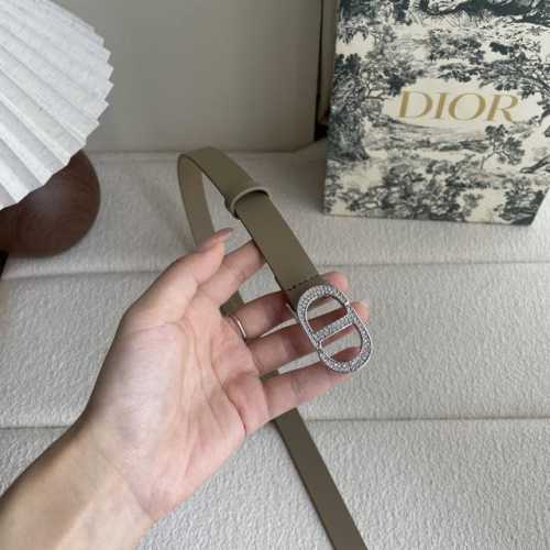 特 这款Dior带身采用光滑牛皮精心制作，饰以经典的金属Cd扣，密镶以小钻。款式突显腰部曲线，彰显优雅气质，可与牛仔裤、半身裙或连衣裙搭配。
