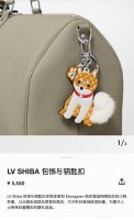 Louis Vuitton官网M00994柴犬水貂毛球钥匙扣挂件 Lv包饰与钥匙扣。 借鉴旅行袋中的钥匙扣设计，可满足各种时尚品味的实用配饰。凸显时尚个性