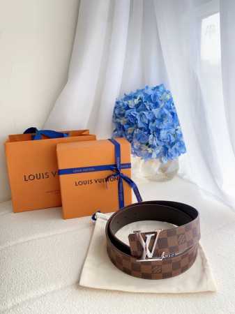 特 P150 Lv Initiales 40 毫米双面腰带 Lv Initiales 40 毫米双面腰带将 Damier Ebene 帆布和柔软牛皮革分饰两面， - 点击图像关闭