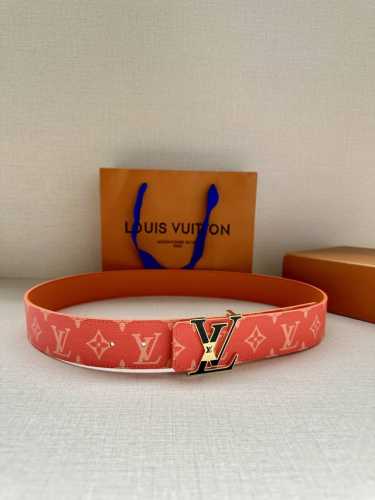 Lv Initiales 4.0宽双面腰带是 年春夏男装系列的配饰。Taga 皮革触感柔软，与另一面的Monogram 帆布碰撞色彩。同色 Lv 字母以抛光金属
