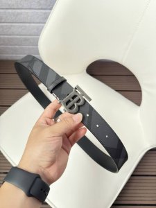 巴宝利 带宽34Mm 正品尺寸 专柜精品扣，真空电镀，工艺精细 天然头层牛皮.质感十足，手感柔软。时尚个性，经典百搭！可自行选择搭配