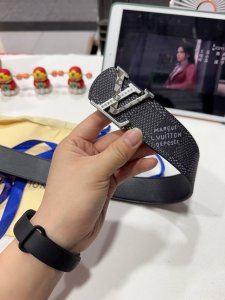 Lv Dimension 4.0双面腰带将经典格调引入新颖尺幅设计。皮革压印 Lv 字母和 Monogram 花卉，与纤秀 Lv 字母搭扣相映成趣，令品牌标识低