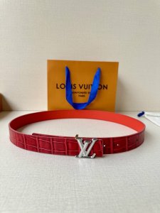 本款3.0宽 腰带以 进口头层牛皮压鳄鱼纹和皮革分饰两面，搭配 Lv 字母搭扣，随心切换闲适或优雅型格