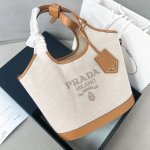 中号 、 Summer新品亚麻混纺配皮托特包中号 优雅时尚夏日度假风情托特包采用亚麻混纺面料精心打造 配以牛皮双腕带正面标志性字母徽标压花超实用的托特包造型配有