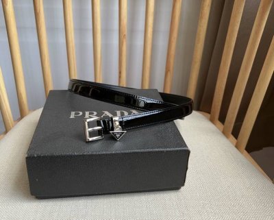 特 PRADA 普拉达 专柜最新款 这款优雅的Saffiano皮带彰显女性化的设计 柔美倾心 三角形金属徽标饰件流露品牌气息 宽:1.5cm