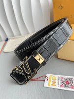 品名： Lv..路易..威登腰带皮带原单 型号：挂扣，经典纯钢材质字母挂扣，头层牛皮，图片实物拍摄 材料：头层牛皮，挂扣系列，纯钢材质扣头，钯镀电镀工艺永不掉色