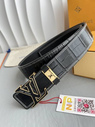 品名： Lv..路易..威登腰带皮带原单 型号：挂扣，经典纯钢材质字母挂扣，头层牛皮，图片实物拍摄 材料：头层牛皮，挂扣系列，纯钢材质扣头，钯镀电镀工艺永不掉色