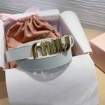 Miu Miu 这款皮革腰带是提升别致造型品味的理想之选。 醒目的标志性徽标装点搭扣，营造精致撞色与纹理效果。缕空m I U设计别致. 宽度: 2Cm 尺寸75