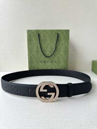 宽度4.0Cm Gucci典藏设计中的标志性元素于早秋系列焕发新意。这款腰带选用黑色超级双G牛皮革打造，互扣式双G施洛华水晶镶嵌五金 调配件更添个性魅力。 - 点击图像关闭