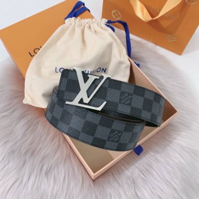 特 ：配送专柜全套礼盒包装。 Lv 40 毫米双面腰带将 帆布和柔软小牛皮分饰两面，以摩登视角重绎路易威登的经典设计，更有 Lv 字母搭扣绘上标志性一笔。搭提供