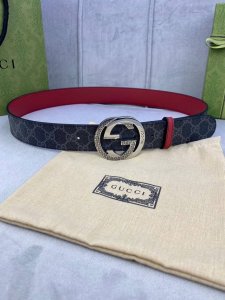 宽度4.0Cm Gucci 双面腰带，一侧为gg Supreme帆布，反面一侧为枣红色头层小牛皮。配以互扣式双g钢扣采用真空电镀 厚度6.0Mm
