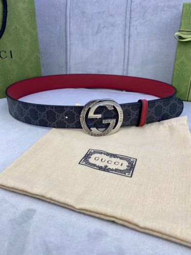 宽度4.0Cm Gucci 双面腰带，一侧为gg Supreme帆布，反面一侧为枣红色头层小牛皮。配以互扣式双g钢扣采用真空电镀 厚度6.0Mm