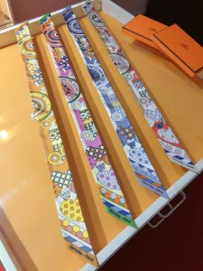 Phms2333 爱马仕 Les Murmures De La Foret 丝带 顶级斜纹真丝打造 超精细的印花 字迹非常清晰 绝对是送礼自用的首选丝带既可绕于