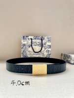 宽度4.0Cm Dior 这款 40 毫米双面腰带结合典雅气质与摩登风范。双面设计，一面采用海军蓝色 Cd Diamond 图案帆布 ，另一面采用同色调光滑牛皮