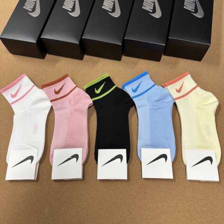 特 Nike 耐克永远的经典永远的新品女款中筒袜，精梳棉材质，透气吸汗柔软舒适，上脚非常Nice 一盒五双 - 点击图像关闭