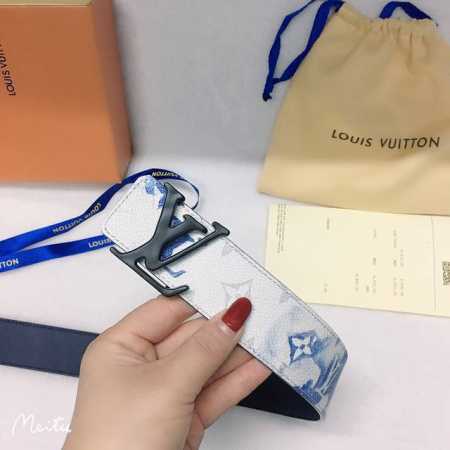 腰带皮带 Lv Shape 双面腰带为 Monogram 帆布和皮革的经典底蕴注入 Virgil Abloh 的少年心气。Lv 小伙伴形象流露谐谑意味，哑光 L - 点击图像关闭