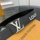 本款 Lv Initiales 宽度4.0Cm 双面腰带拥有Xl Epi皮革的较大粒面纹理，以移印工艺描绘路易威登标识，翻转即现Monogram压纹图案，搭配抛