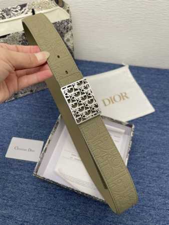 特 2024夏季新款这款腰带巧妙融合优雅与时尚，彰显 Dior 的精湛工艺。采用黑色皮革精心制作，饰以 Kumo 藤格纹，以全新方式呈现经典图案。腰带长度可调节 - 点击图像关闭