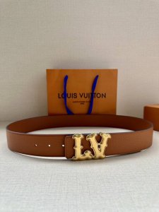 4.0宽 Lv Ranch 双面腰带再现 春夏男装秀场的凌厉风范，为细腻牛皮革点缀崭新搭扣。西部风格 Lv 字母呈现做旧金属效果 牛皮革 做旧金属件 西班牙制造