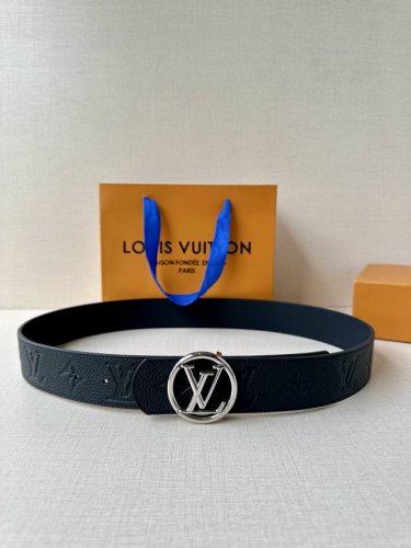 特 4.0宽 Lv Dimension 双面腰带将经典格调引入新颖尺幅设计。皮革压印 Lv 字母和 Monogram 花卉 令品牌标识低调完成潮流蜕变