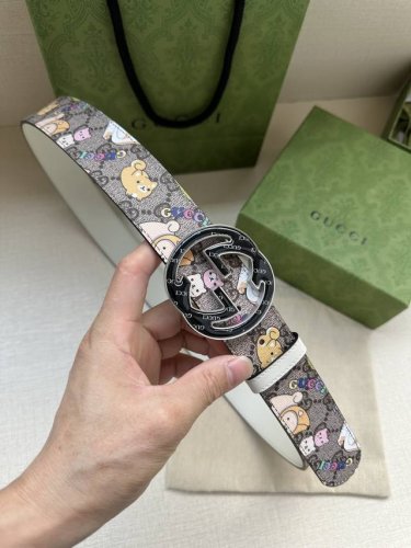 宽度3.8Cm Gucci Gg Marmont系列每一季都会推陈出新，为灵感源于70年代的标志性gg配件注入宠物现代精髓。这款gg Supreme帆布腰带反面