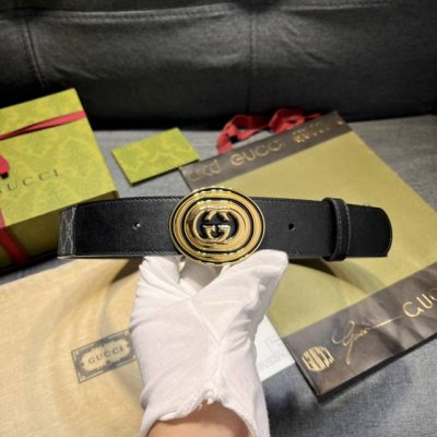 古奇. 宽4.0Cm，帆布是品牌的一款经典面料，经不同配色组合以及现代和经典设计演绎后，这款窄腰带采用该标志性面料版本诠释，匠心搭配同色调滚边。该款帆布灵感源自