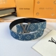 原版包裝 L0Uis Vuitt0N 專櫃最新升級版本 寬度40Mm 原廠定制牛仔帆布面壓刻有品牌圖案效果 進口柔軟小牛皮底 搭配新型字母搭扣 百搭易襯！