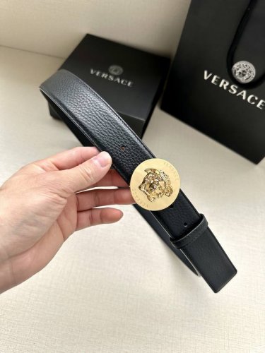 特 宽度4.0Cm Versaec 范思哲 此款时尚腰带由柔软的小牛皮革制成，饰有立体美杜莎原单钢扣 五金采用真空电镀 。