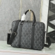 公文包 黑色 Cd Diamond 图案帆布和黑色粒面牛皮革官网价 P30,000 编号:1Esbr180Cdp_H43E 这款公文包是二零二四秋季男装系列新品