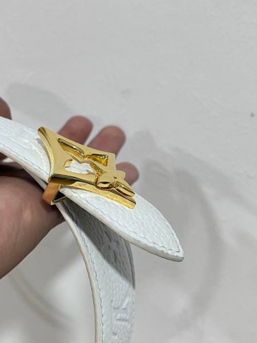 特 双面腰带选用 Monogram 帆布和 Monogram 压纹皮革演绎两式风尚，以宛若珠宝的柔美搭扣致意 Monogram 花卉，可为各式造型注入典雅风采。