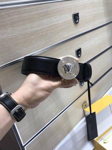 配送专柜包装 打孔针 批专柜同款、实拍专柜官网，尺寸:宽38Mm，原版立体长城纹美人头扣 ，极富设计美感 ，双面采用进口原版鳄鱼纹配小牛皮，彰显个性，清晰美观，