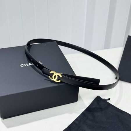 香家新款窄版双面腰带 Chanel 经典双面腰带，选用优质小牛皮，更适合夏季，搭配裤子裙子都很合适，百搭款特别赞，整体细节非常令人惊喜，设计感十足 宽度：15毫 - 点击图像关闭