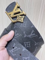 特 4.0Mm当季新款 一面一面帆布印格，一面小牛压花，搭配花朵精品扣头做工精细，质量保证。
