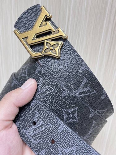 特 4.0Mm当季新款 一面一面帆布印格，一面小牛压花，搭配花朵精品扣头做工精细，质量保证。