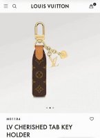 Louis Vuitton官网M011824 Lv 包饰与钥匙扣挂件 Lv Cherished Tab 钥匙扣结合 Monogram 帆布标签和牛皮革细节，搭配