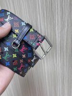 路易威登与日本艺术家村上隆联袂打造L Lv D-Ring 双面腰 带，以Monogram Multicolor 帆布展现艺术家对品牌经典图案的灵动 演绎，搭配针
