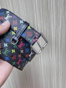 路易威登与日本艺术家村上隆联袂打造L Lv D-Ring 双面腰 带，以Monogram Multicolor 帆布展现艺术家对品牌经典图案的灵动 演绎，搭配针