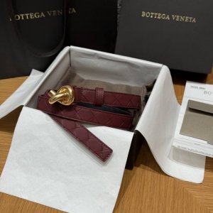 Knot女士编织腰带 Lntrecciato编织牛皮革腰带，金属纽结搭扣，针扣开合，缪斯黄铜饰面，搭配西装裤或牛仔裤都可以. 宽度：20毫米