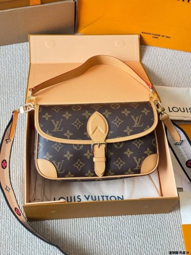 复刻版 牛皮 全钢 Lv Louis Vuitton ｜Diane法棍包 Lv法棍Diane绝绝子 上身复古又舒服 设计灵感来自于中古包Sologne 两条肩带